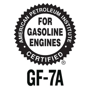 Las especificaciones GF-7A y GF-7B son similares en cuanto a los objetivos generales de rendimiento establecidos por el ILSAC. Las diferencias entre ambas incluyen los vehículos a los que están destinadas y el rango de viscosidad. Busque los iconos que también se encuentran en las etiquetas de los envases de aceite Quaker State.