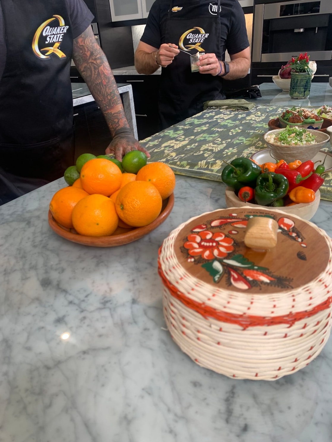 Una persona de pie detrás de una mesa con comida